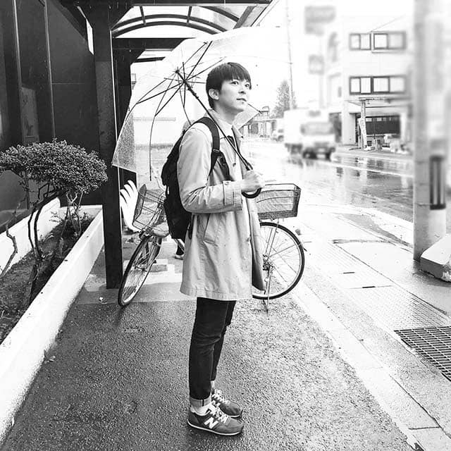 傘をもつHosono Takuya（細野拓也）の白黒の写真